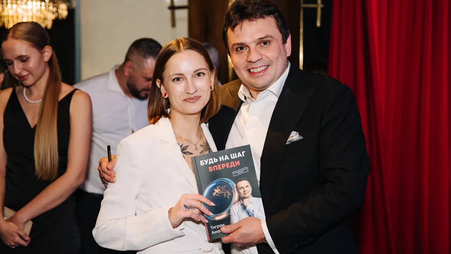 видав книгу «Будь на крок попереду», головна мета якої — надихнути читачів на зміни у власному житті